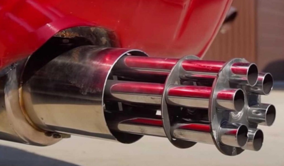 Chứng kiến người Nga độ cửa cánh chim và ống xả "súng 6 nòng" cho chiếc Lada cũ kỹ