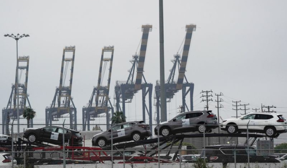 2.000 chiếc ô tô Nissan và Infiniti nằm lênh đênh trên biển vì cảng hết chỗ chứa