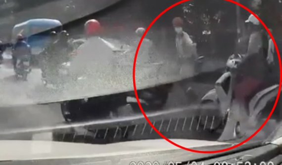 Video: Nữ "Ninja" chạy Honda SH thông chốt CSGT dẫn đến va chạm với xe ô tô rồi bỏ chạy