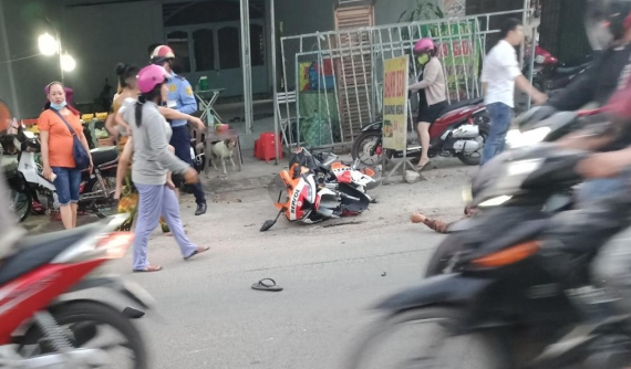 Đồng Nai: Yamaha R15 tông thẳng vào xe máy qua đường, 2 người bị thương nặng