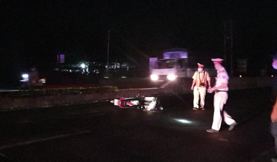 Tiền Giang: "Quái xế" bất tuân hiệu lệnh, đâm xe vào người CSGT khiến một Thiếu tá trọng thương