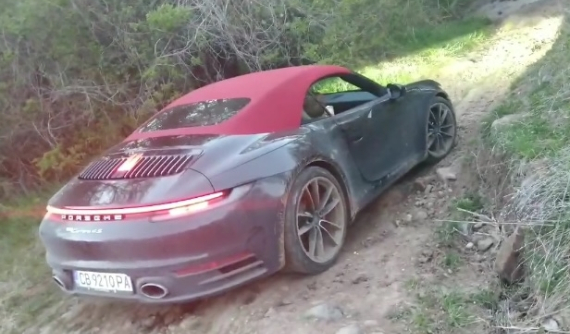 Bái phục cụ ông đem xe thể thao Porsche 911 vào tận trong rừng để off-road