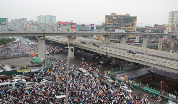 Dự thảo luật mới của Bộ GTVT: Cấm vượt đèn xanh khi nút giao ùn tắc