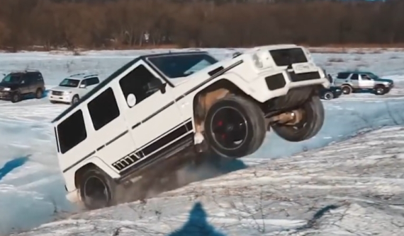 Xem Mercedes-Benz G63 lao lên ngọn đồi tuyết hay kéo co cùng với Lexus LX570 rất quyết liệt