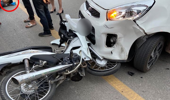 Thái Nguyên: Sau va quẹt với xe ô tô, thanh niên chạy xe máy nằm dưới đường xem điện thoại