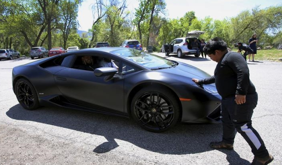 Cậu bé 5 tuổi tự lái xe SUV đi mua siêu xe Lamborghini chỉ với 3 USD đã được trải nghiệm "siêu bò" nước Ý