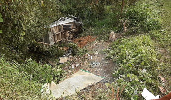 Hòa Bình: Va chạm với ô tô tải, 2 bố con đi xe máy tử vong thương tâm