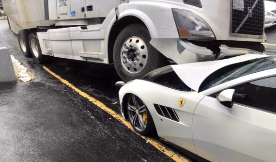 Đòi xe đời 2020 mà chỉ được cấp xe đời 2019, tài xế lái xe container cán nát Ferrari GTC4Lusso của sếp