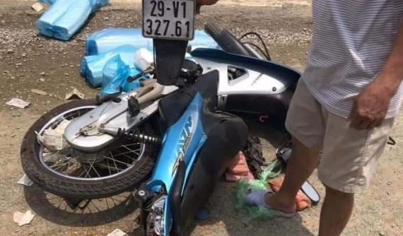 Hà Nội: Xe máy va chạm với xe container, 2 mẹ con tử vong thương tâm