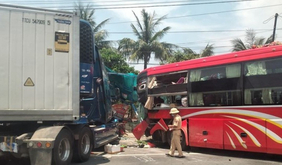 Hà Tĩnh: Ô tô khách va chạm trực diện với xe container, cô giáo ngồi chờ xe buýt tử vong