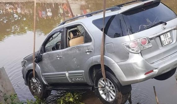 Nam Định: SUV 7 chỗ Toyota Fortuner rơi xuống sông, 2 người chết thảm