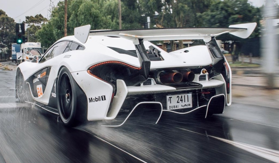 Siêu xe "2 trong 1" McLaren P1 GTR di chuyển trên đường phố