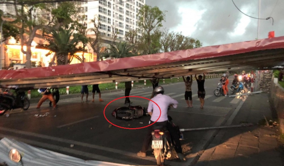 Hà Nội: Gió to thổi mái tôn bay vào xe máy, người may mắn không sao