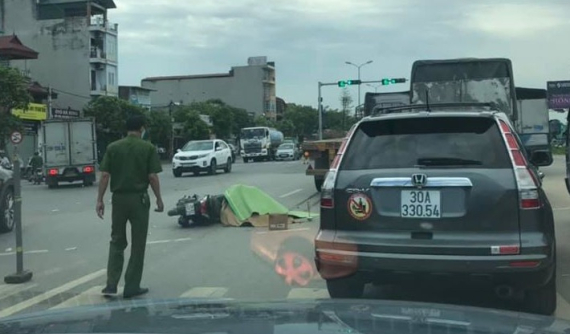 Hà Nội: Sang đường, người phụ nữ đi xe máy bị xe đầu kéo cán tử vong