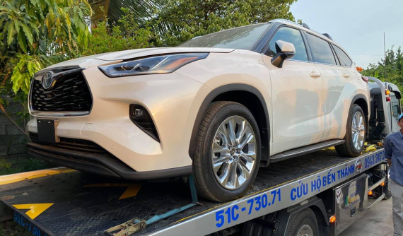 Toyota Highlander 2020 đầu tiên được nhập về Việt Nam với giá khoảng 4 tỷ đồng, cạnh tranh Ford Explorer