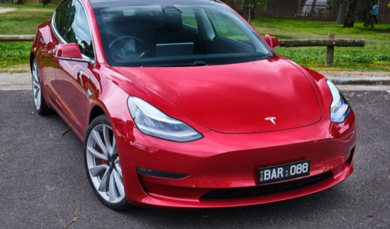 Chủ xe nhốt được tên cướp bên trong chiếc Tesla Model 3 vì nhanh trí sử dụng tính năng này