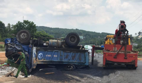 Đắk Nông: Ô tô tải chở nhựa đường lùi trúng xe máy và công nông rồi lật ngửa, 1 người tử vong
