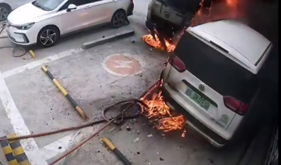 Kinh hoàng xe điện Trung Quốc đang cắm sạc thì bất ngờ phát nổ, bốc cháy dữ dội