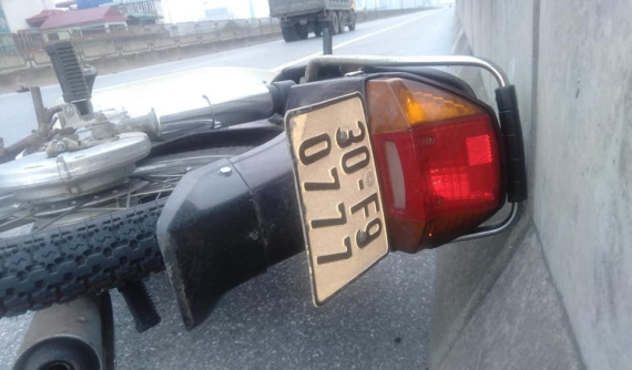 Hà Nội: Chạy xe máy lên đường vành đai 3 trên cao, thanh niên va chạm với taxi, tử vong tại chỗ