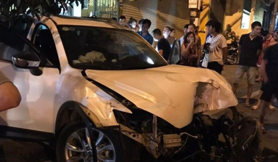 Sơn La: Ô tô Mazda CX-5 "thông chốt", tông vào dải phân cách và húc đổ 2 cây xanh