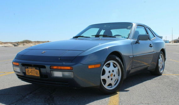 Nằm trong garage suốt 27 năm nhưng chiếc Porsche 944 S2 1990 vẫn còn mới tinh và được ra giá 1,35 tỷ đồng