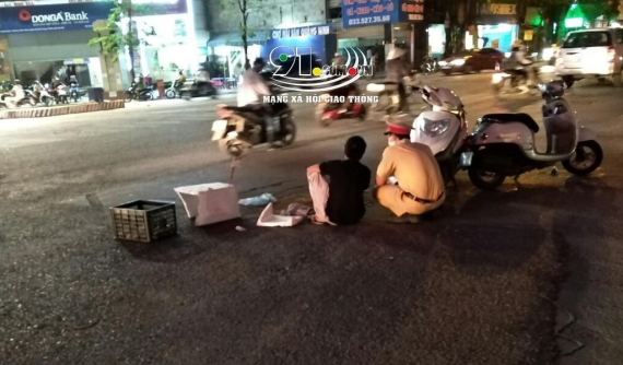 Hà Nội: Xe đạp điện chở 2 ông cháu va chạm với xe bán tải Chevrolet Colorado, bé trai 1 tuổi tử vong