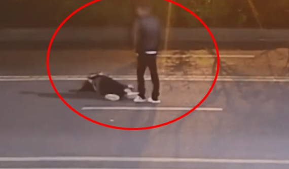 Video: Đứng giữa đường cãi nhau với chồng, người vợ bị ô tô cán qua người