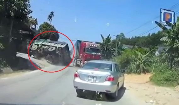 Video: Đánh lái tránh xe container vượt ẩu, xe ben lật ngang tại Phú Thọ