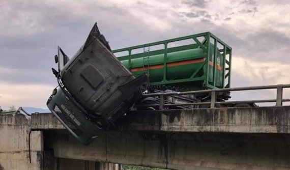 Đầu xe bồn nằm lơ lửng trên lan can cầu trong vụ tai nạn trên cao tốc Hà Nội - Lào Cai
