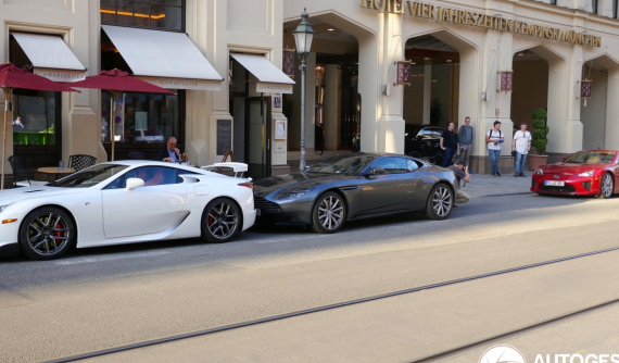 Hai chiếc siêu xe Lexus LFA cực hiếm đỗ cùng trên một con đường