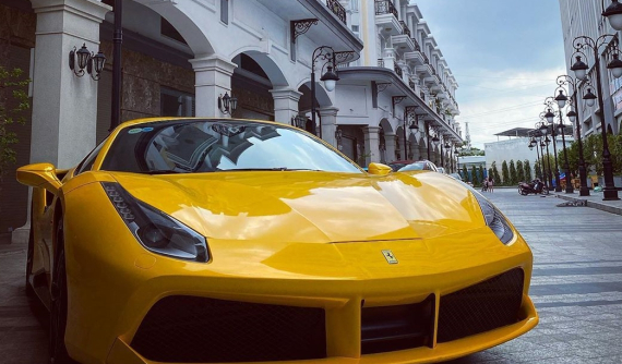Khung cảnh chụp ảnh chiếc siêu xe Ferrari 488 Spider mới thay áo màu vàng nổi bật khiến người ta tưởng ở trời Tây
