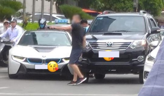 Hà Nội: BMW i8 xảy ra va chạm giao thông với Toyota Fortuner, dân mạng "hóng" ai là người có lỗi