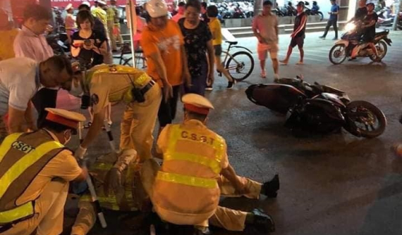 Nam Định: Thanh niên chạy xe máy "thông chốt", tông CSGT bất tỉnh tại chỗ