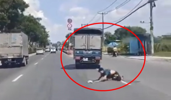 Video: Cái kết "đắng" cho thanh niên đu bám sau xe tải đang di chuyển trên quốc lộ như phim hành động