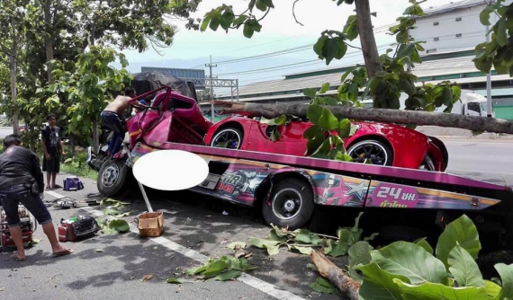 Xe cứu hộ chở siêu xe "Ferrari LaFerrari" ở Thái gặp nạn, tài xế bị thương nặng