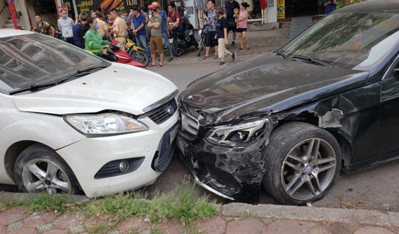 Hà Nội: Nữ tài xế lái xe sang Mercedes-Benz E300 gây tai nạn liên hoàn khiến 1 người nhập viện