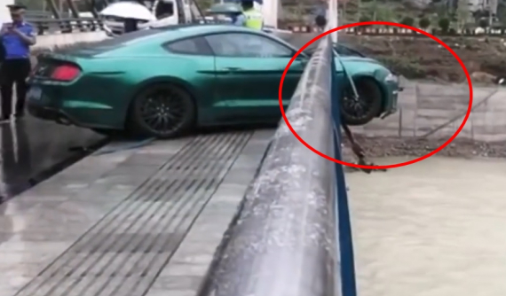 Video: Ford Mustang mất lái tông vào lan can trên cầu suýt lao xuống sông