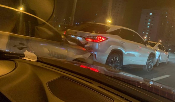 Ô tô dồn toa trên vành đai 3 Hà Nội, xe Lexus được cư dân mạng khen cứng cáp