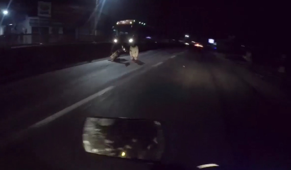 Video: Rùng mình với cảnh người đàn ông quỳ giữa QL1A bị xe tải đâm