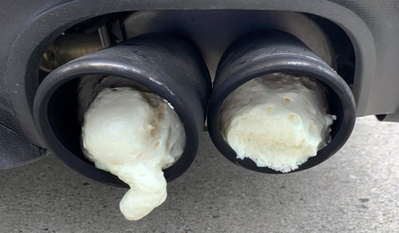 Xịt đầy keo bọt nở vào 2 ống xả độ trên chiếc Ford Mustang của nhà hàng xóm vì không chịu được tiếng pô