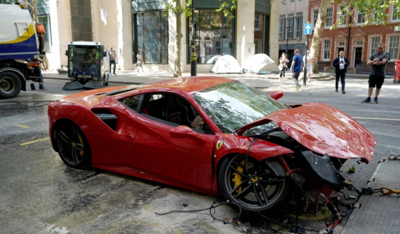 Siêu xe Ferrari 488 GTB "cụt đầu" sau cú va chạm với xe buýt 2 tầng