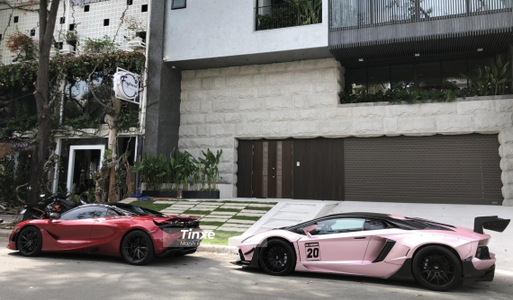 Cặp đôi siêu xe hàng tuyển của đại gia Việt xuất hiện trước biệt thự của Cường "Đô-la"