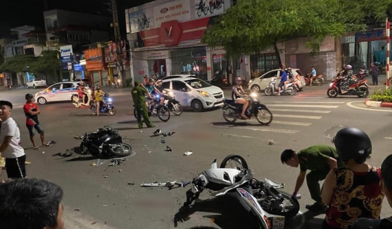 Thái Nguyên: Hai thanh niên đua xe trái phép lạc tay lái tông vào Honda SH, 1 người nguy kịch