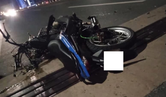 Nam thanh niên tử vong sau khi tông xe Honda Winner 150 vào xe bơm bê tông trên cầu Nhật Tân