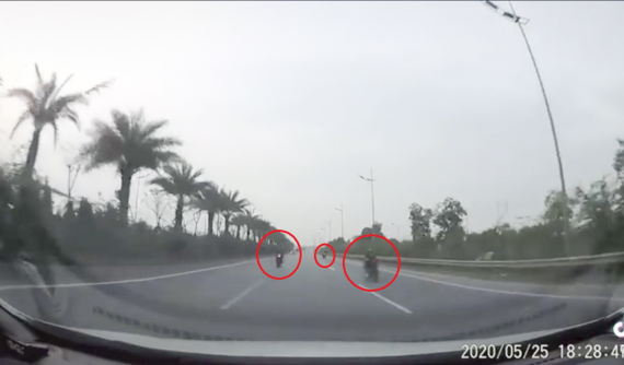 Thót tim với loạt xe mô tô phân khối lớn chạy tốc độ cao trên cao tốc Láng - Hòa Lạc