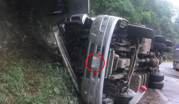 Sơn La: Xe đầu kéo chở bột sắn lật ngang bên đường, tài xế tử vong trong cabin