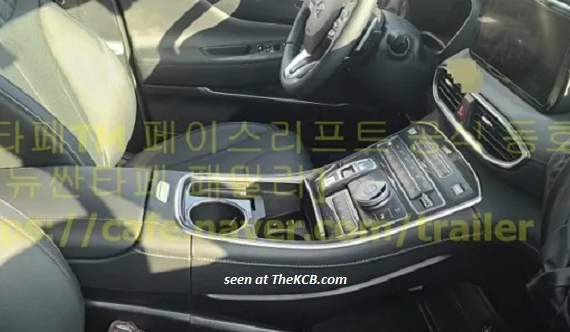 Hyundai Santa Fe 2021 tiếp tục bị lộ thiết kế nội thất với màn hình mới và nút bấm chuyển số