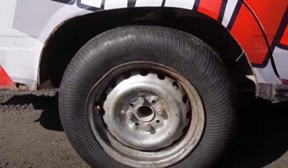 Thử nghiệm này chứng tỏ lốp ô tô bị lộn từ trong ra ngoài vẫn có thể chạy tốt