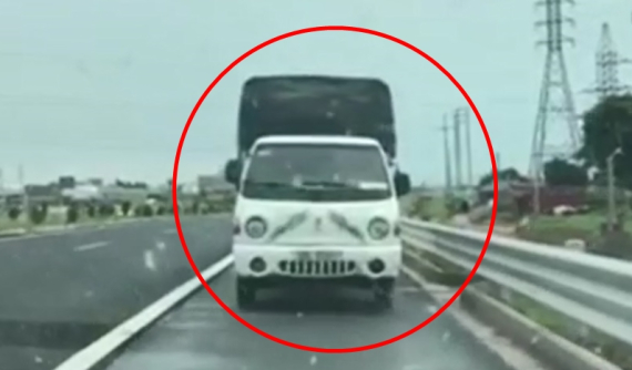 Video: Xe tải chạy ngược chiều trên cao tốc Bắc Giang - Lạng Sơn bị CSGT chặn xe, tài xế bị phạt 17 triệu đồng