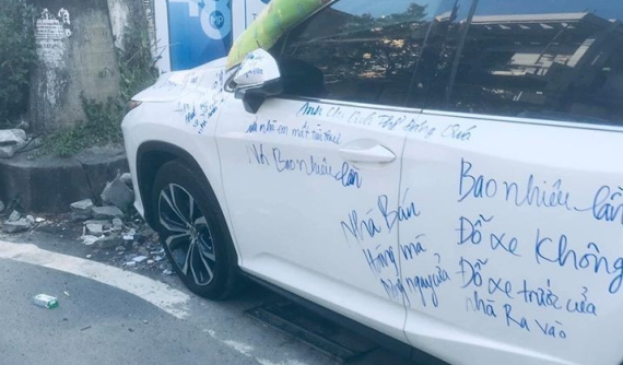 Hải Phòng: Lexus RX350 đỗ chắn trước cửa nhà người khác, bị ghi chằng chịt chữ trên thân xe